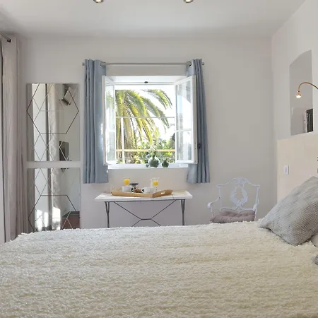 Du Roc Fleuri Bed & Breakfast 3*