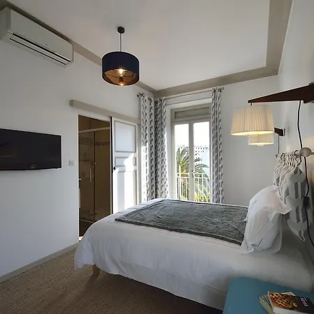 ベッド・アンド・ブレックファスト Du Roc Fleuri 3*