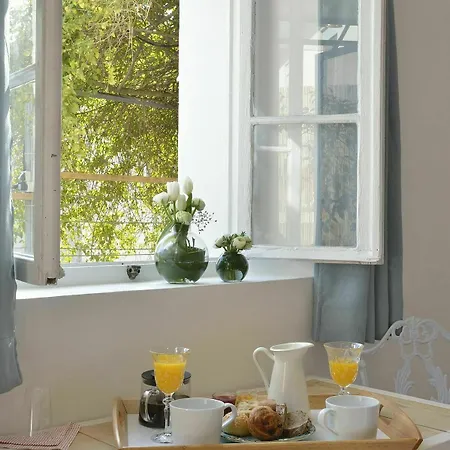 Du Roc Fleuri Bed & Breakfast 2*