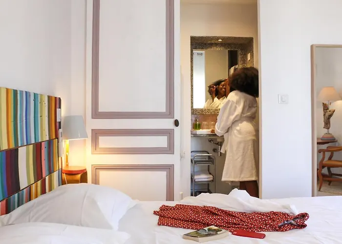 לינה וארוחת בוקר Du Roc Fleuri קאן