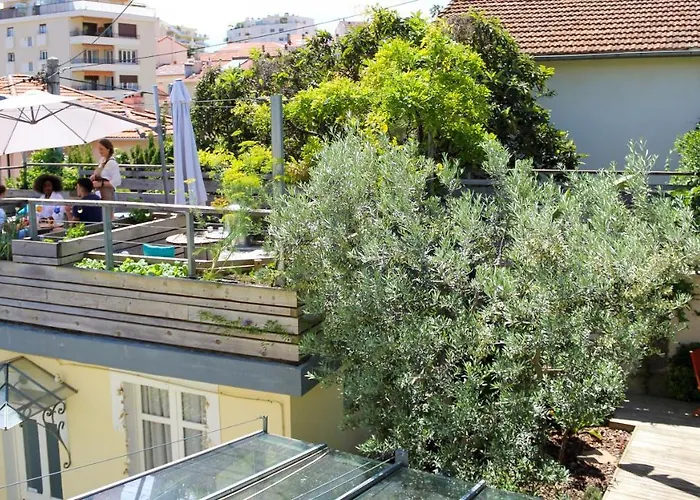 לינה וארוחת בוקר Du Roc Fleuri קאן