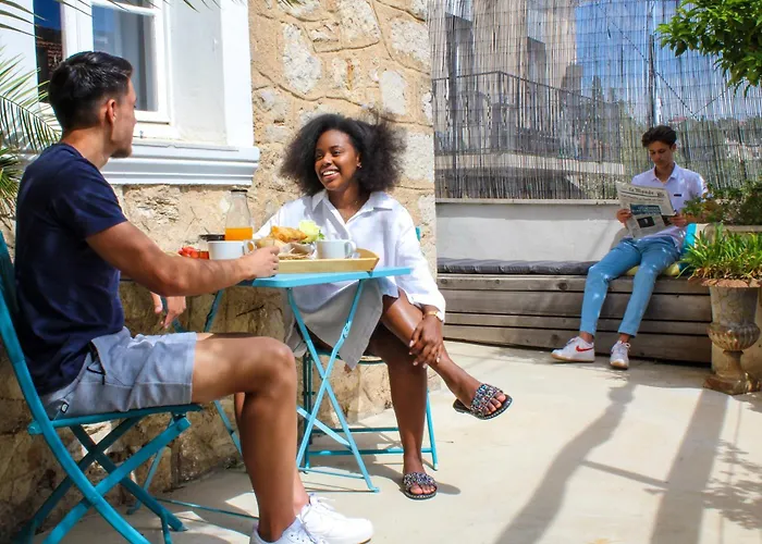 לינה וארוחת בוקר Du Roc Fleuri