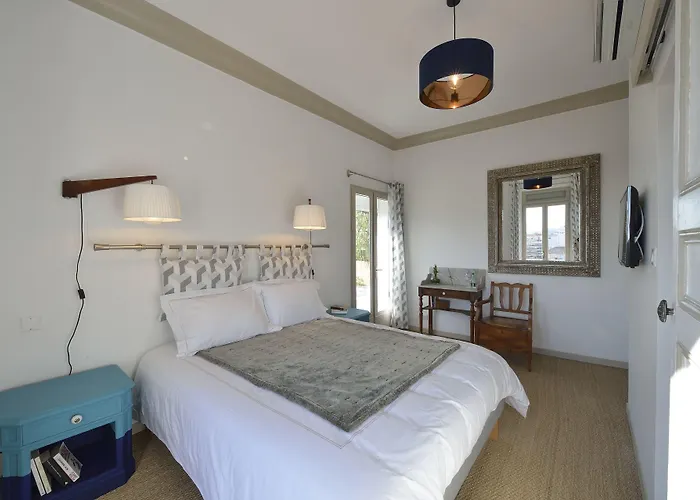 לינה וארוחת בוקר Du Roc Fleuri 3*